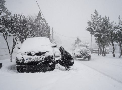 Κακοκαιρία «Ελπίδα»: Μόνο με αντιολισθητικές αλυσίδες η κυκλοφορία οχημάτων στην Αττική την Τρίτη