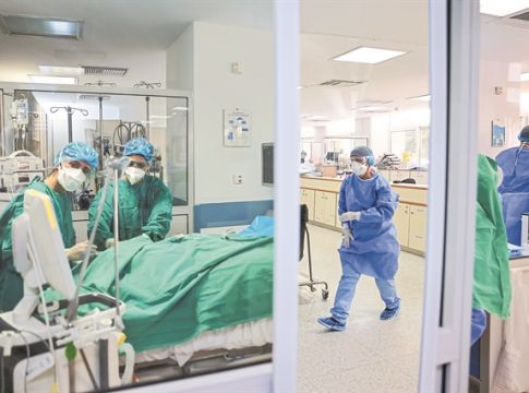 Πλησιάζει η απότομη πτώση της Ομικρον;