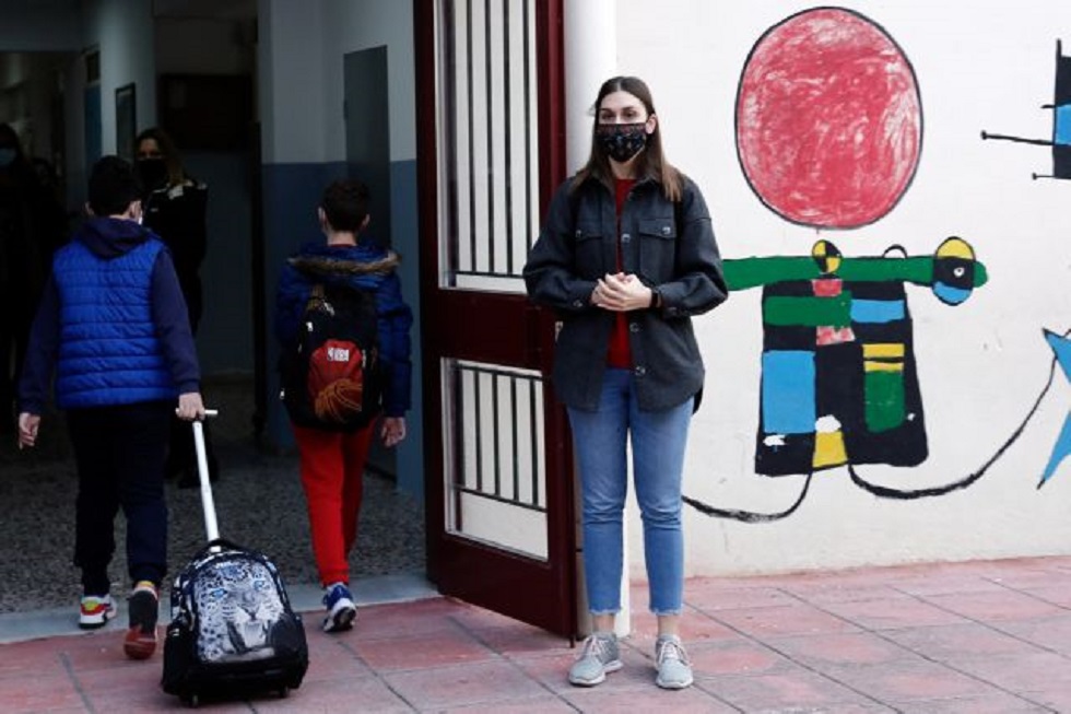 Παραλλαγή Όμικρον – 8.000 παιδιά με κορωνοϊό πριν ανοίξουν τα σχολεία – Το σκεπτικό για την επιστροφή και οι αντιδράσεις της επιτροπής για το 50+1%