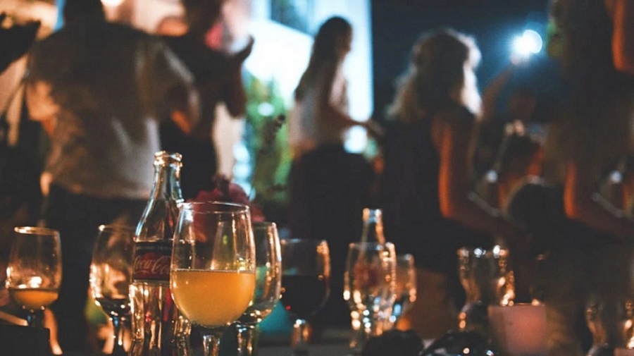 Κορωνοπάρτι – Ατέλειωτες ουρές για τα πάρτι στο Μετς – Μέχρι 1.000 ευρώ το τραπέζι