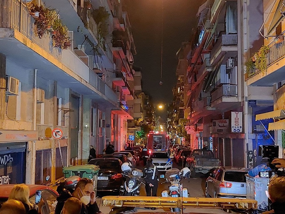 Ομηρία στο κέντρο της Αθήνας – Η αστυνομία καλεί του περιοίκους να κλειστούν στα σπίτια τους και να ασφαλίσουν τα παράθυρα
