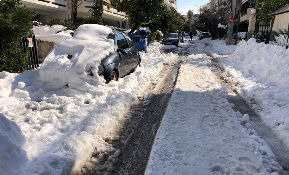 Πήραν την κατάσταση στα χέρια τους οι κάτοικοι των προαστίων – «Μέχρι να έρθει να καθαρίσει ο δήμος θα πεθάνουμε εδώ»