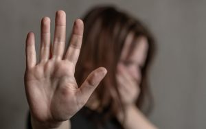«Σε παρακαλώ μη με σκοτώσεις» – Σοκαριστικό περιστατικό κακοποίησης γυναίκας – Άντρας την έσερνε στο δρόμο