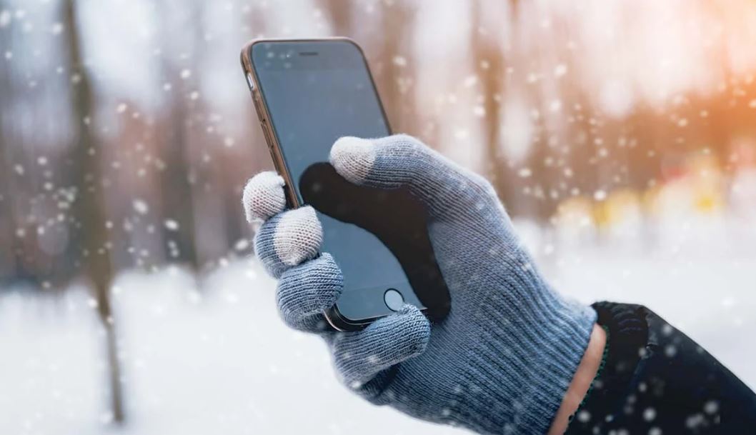 Ο χιονιάς προκαλεί προβλήματα στις μπαταρίες των smartphones κάνοντάς τα πιο αργά