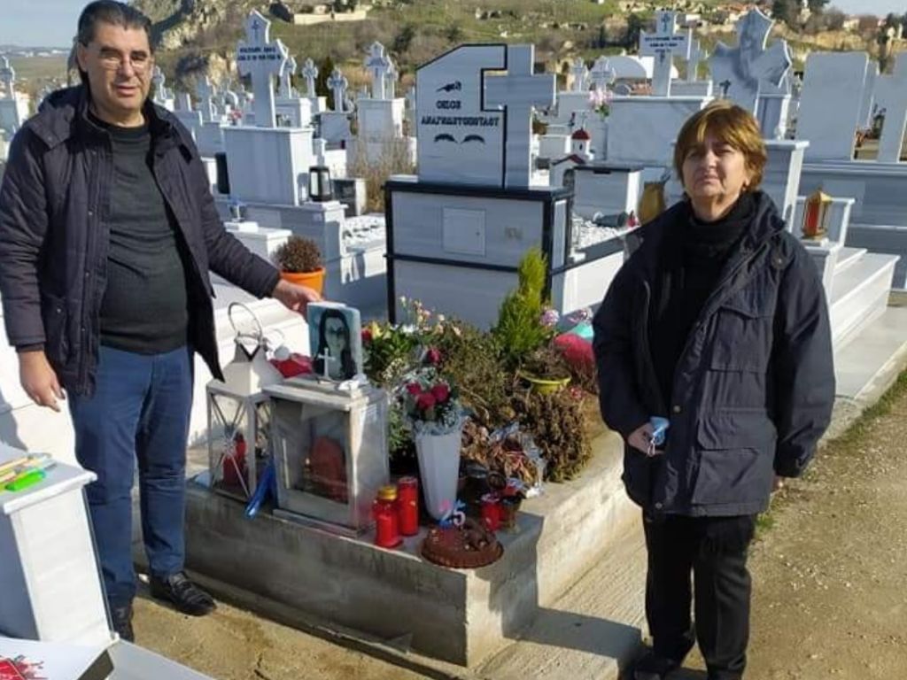 «Ραγίζουν καρδιές» οι γονείς της Τοπαλούδη – Της πήγαν τούρτα γενεθλίων στον τάφο της
