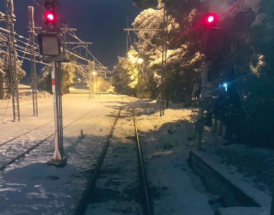 Τεράστια ταλαιπωρία για 300 επιβάτες τρένου: Παραμένουν εγκλωβισμένοι για 16 ώρες στην Οινόη