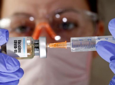 Nocebo – Τι είναι το φαινόμενο που μπορεί να εξηγεί τις παρενέργειες των εμβολίων κατά του κορωνοϊού