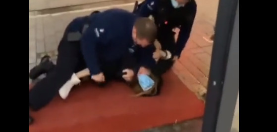 Βίντεο σοκ στο Βέλγιο: Αστυνομικοί κάθονται πάνω σε 14χρονη και την αρχίζουν στα χαστούκια
