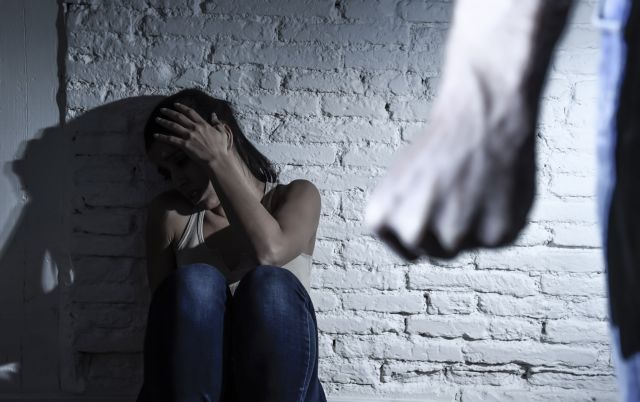 Νέο περιστατικό ενδοοικογενειακής βίας – Πήγε στο σπίτι της πρώην του και τη χτύπησε