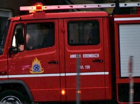 Φωτιά στην Κηφισιά: Έξι πυροσβεστικά οχήματα στο σημείο
