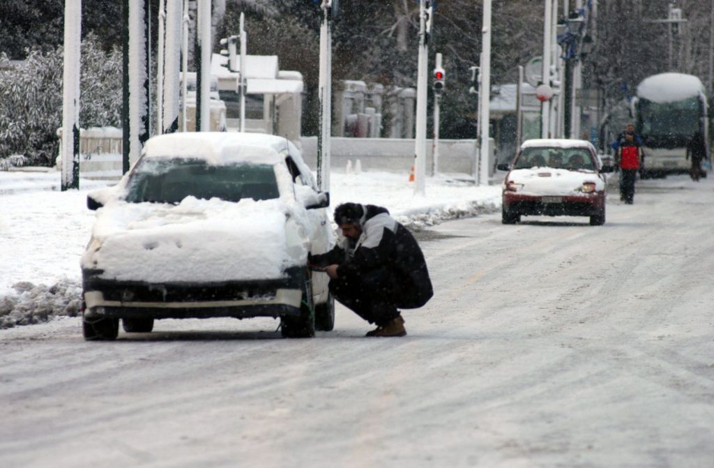 Οδήγηση σε χιόνι και πάγο: Οδηγίες για το πώς θα κινηθούμε