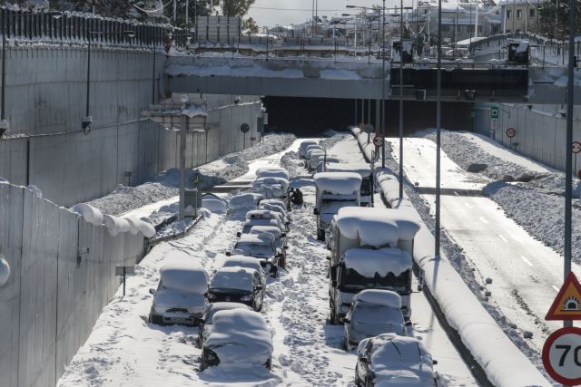 Απεγκλωβίστηκαν 1800 οχήματα και 3500 άνθρωποι στην Αττική Οδό – Μένουν ακόμη 1200 αυτοκίνητα