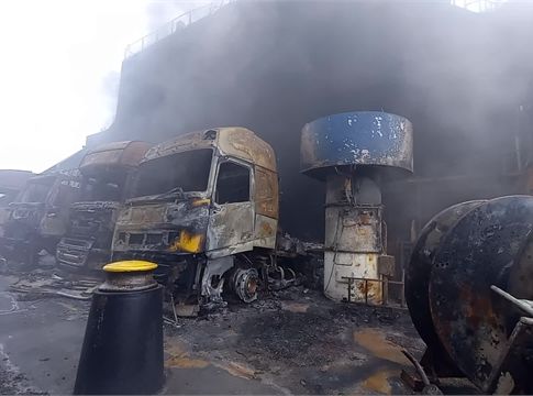 Συγκλονιστικά βίντεο μέσα από το φλεγόμενο πλοίο – Συνεχίζονται οι έρευνες για τους αγνοούμενους