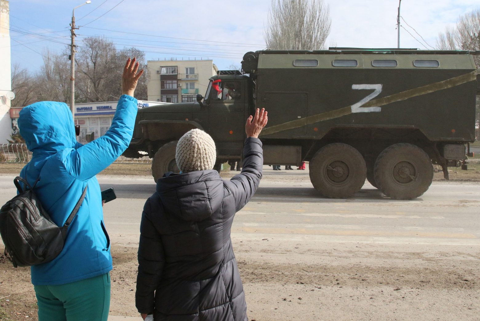 Η στιγμή που ρωσικά στρατεύματα εισβάλουν στην Ουκρανία μέσω Κριμαίας