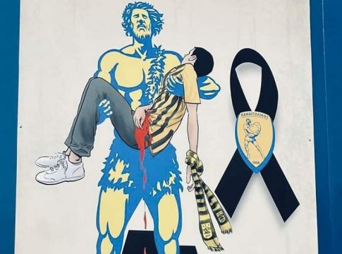 Συγκλονιστικό πανό στα αποδυτήρια του Παναιτωλικού: Ο Τίτορμος πήρε στην αγκαλιά του τον Άλκη! (pic)