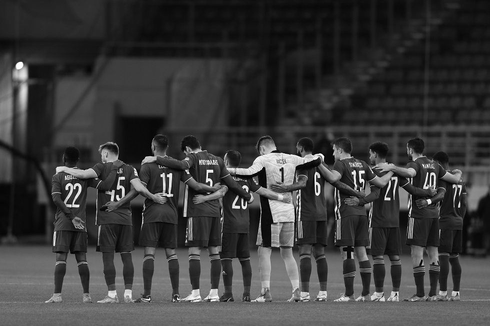 Ασπρόμαυρες φωτογραφίες στα ματς της Super League στη μνήμη του Άλκη (pics)
