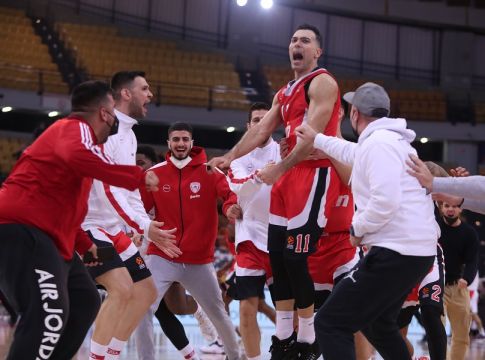 Τα έξαλλα πανηγύρια στο ΣΕΦ μετά το απίστευτο τρίποντο του Σλούκα (vid)