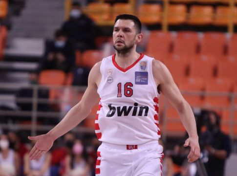 Τα δάκρυα του Παπανικολάου και η αγκαλιά με τον Βενζέκοφ (vid)