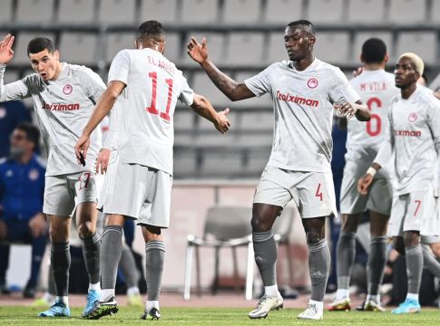 Στην ίδια βιτρίνα αλλά σε άλλο ράφι