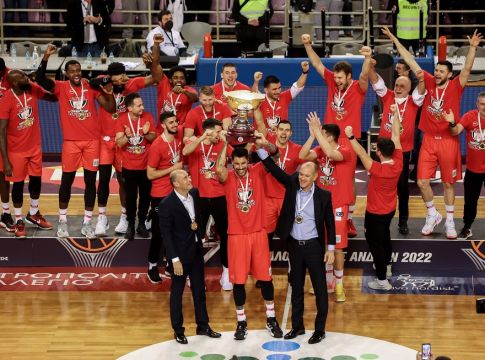 Ολυμπιακός: Θερμή υποδοχή των παικτών στο ξενοδοχείο (vid)