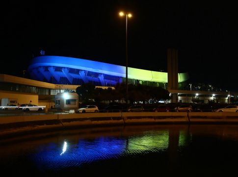 Στα χρώματα της Ουκρανίας το ΣΕΦ (pics)