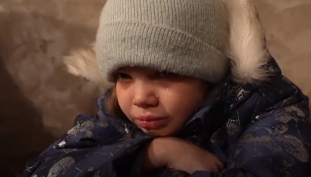Ουκρανία: «Δεν θέλω να πεθάνω» λέει ένα μικρό αγόρι με δάκρυα στα μάτια