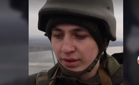 Ουκρανία: 21χρονος στρατιώτης φοβισμένος για την οικογένειά του, κλαίει στην κάμερα