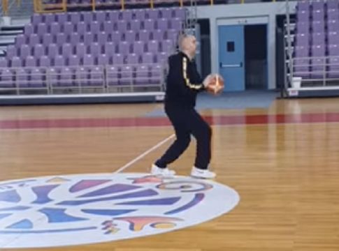 Έτοιμος να… παίξει ο Δέδας: Έβαλε τρίποντο από το κέντρο (vid)