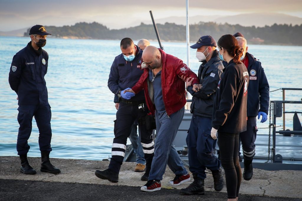 Αναφορές για 10 αγνοούμενους από το φλεγόμενο πλοίο στην Κέρκυρα – Ακούγονται παντού εκρήξεις