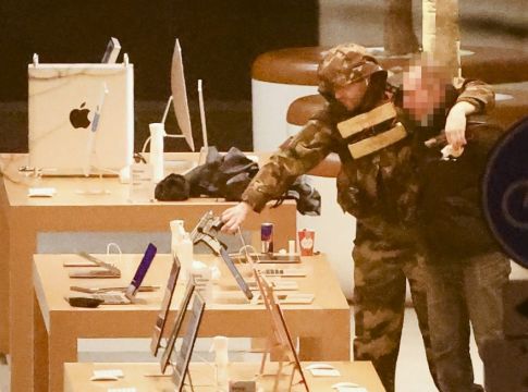 Άμστερνταμ: Αίσιο τέλος στην υπόθεση ομηρίας στο κατάστημα της Apple