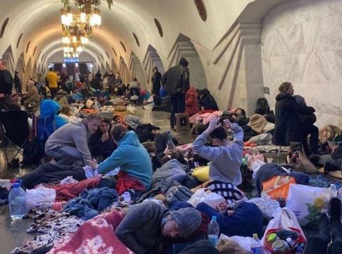 Πόλεμος στην Ουκρανία: Χιλιάδες κόσμου θα διανυκτερεύσουν σε σταθμούς του μετρό για να προστατευτούν από τα πυρά
