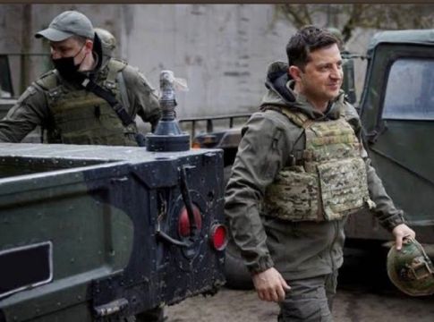 Πόλεμος στην Ουκρανία: Φήμες για φυγάδευση του Ζελένσκι στο εξωτερικό – Απογειώθηκε αεροσκάφος, ενώ απαγορεύονται οι πτήσεις