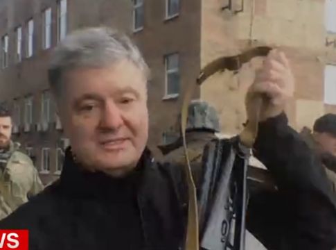 Ο Ποροσένκο με καλάσνικοφ στο χέρι αποκάλεσε τον Πούτιν τρελό