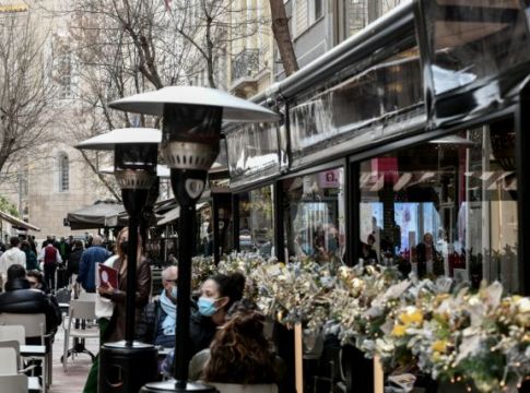 Χαλάρωση μέτρων: Τι αλλάζει από σήμερα σε εστίαση, γήπεδα και τηλεργασία