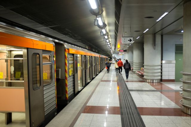 Ατομο έπεσε στις γραμμές του Μετρό στη Δάφνη – Σε εξέλιξη επιχείρηση απεγκλωβισμού