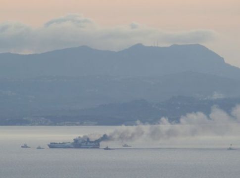 Θρίλερ με τους 12 αγνοούμενους του φλεγόμενου πλοίου – Έχει πάρει ήδη κλίση, δραματικές εκκλήσεις να συνεχιστούν οι έρευνες