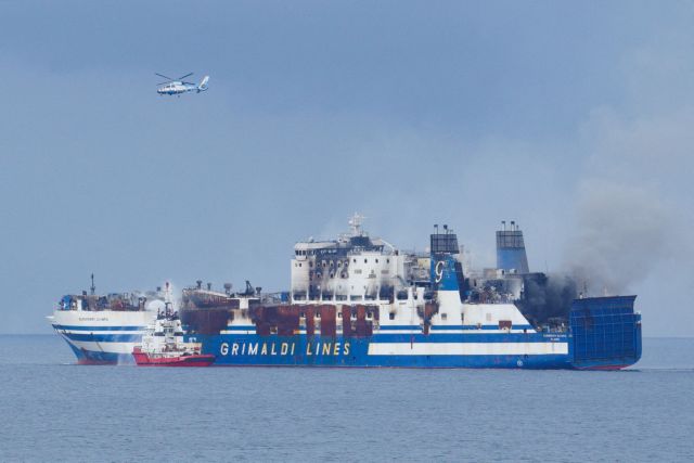 Νέα μεγάλη επιχείρηση στον Αστακό: Μπαίνουν στο καμένο πλοίο οι πυροσβέστες – Αγνοούνται 6 ακόμα οδηγοί