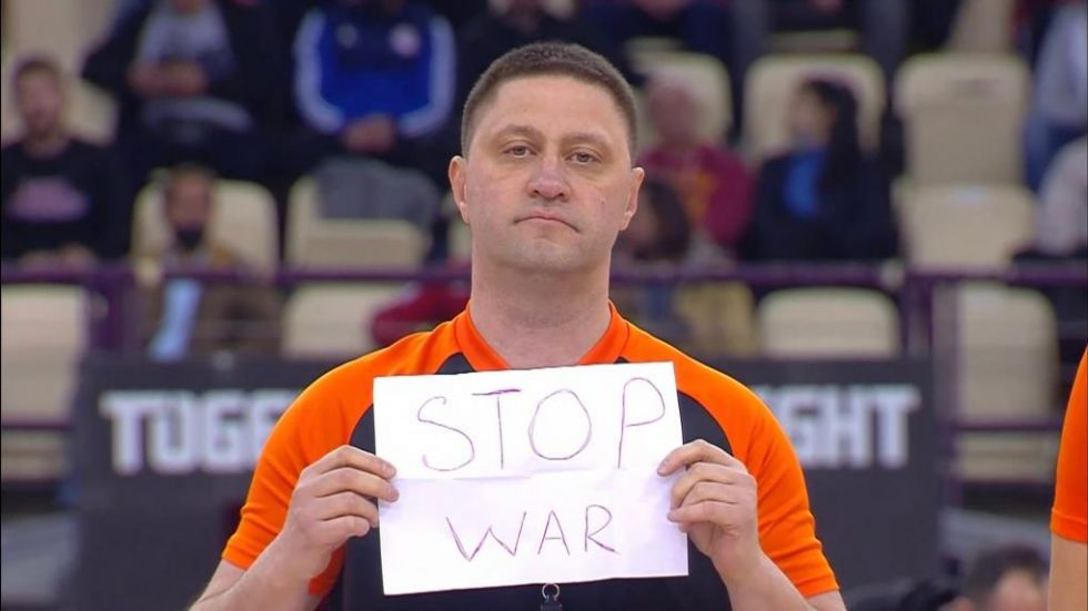 Με μήνυμα «Stop War» ο διαιτητής του Ολυμπιακός – Αρμάνι στην παρουσίαση (pic)