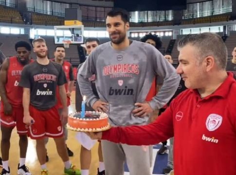 Ολυμπιακός: Η «ερυθρόλευκη» τούρτα για τα γενέθλια του Πρίντεζη (vid)