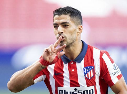 Μυθική γκολάρα από Σουάρες:  «Κρέμασε» τον τερματοφύλακα από τα 40 μέτρα! (vid)