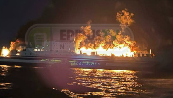 «Mayday, mayday»: Η δραματική έκκληση ενώ το πλοίο έχει παραδοθεί στις φλόγες (Βίντεο ντοκουμέντο)