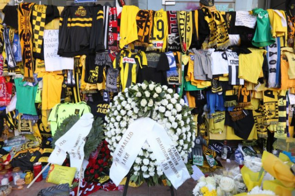 Αντιπροσωπεία του ΠΑΟΚ κατέθεσε λουλούδια στο σημείο της δολοφονίας του Άλκη (pics)