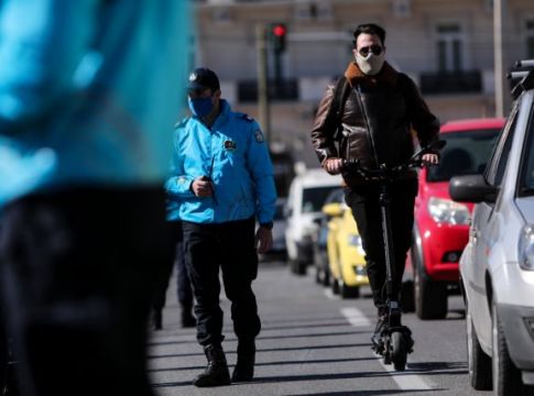 Μέτρα για την πανδημία: Σχολικές εκδρομές και αύξηση πληρότητας στα γήπεδα άνω του 50% στο τραπέζι των ειδικών