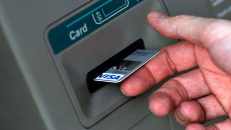 Χαμός στα ΑΤΜ: Δείτε πώς κλέβουν κάρτες, μετρητά και PIN, χωρίς να καταλάβουμε τίποτα!