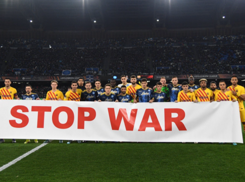Σφοδρές αντιδράσεις: Νάπολι και Μπάρτσα σήκωσαν πανό «Stop War», αλλά η UEFA το έκρυψε