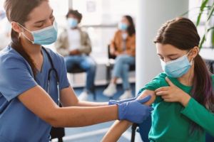 Κορωνοϊός: Διαθέσιμα από σήμερα 40.000 νέα ραντεβού για εμβολιασμούς παιδιών στην Αττική