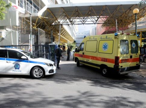 Συναγερμός στον «Ευαγγελισμό»: Γυναίκα ανέβηκε στην ταράτσα και απειλεί να πέσει στο κενό