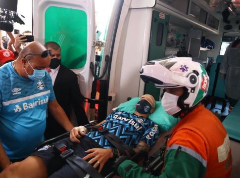 Άγριος ξυλοδαρμός ποδοσφαιρικής ομάδας – Επίθεση από οπαδούς στο πούλμαν (Pics, Vids)