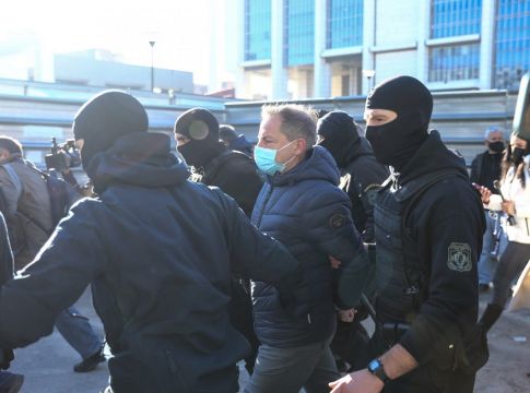 Δημήτρης Λιγνάδης: Τον γιούχαραν και τον έβρισαν έξω από τα δικαστήρια