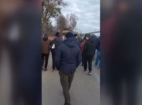 Ουκρανία: Κάτοικοι μπλοκάρουν την δίοδο σε ρωσικά τανκς